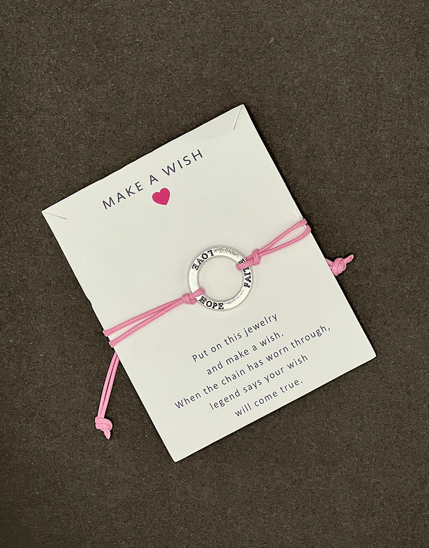 Hope, Faith, Love Ringförmiges Charm-Armband mit Schiebeknoten auf babyrosa Band
